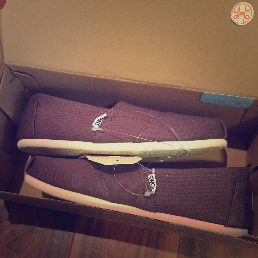 New ash Toms size 8